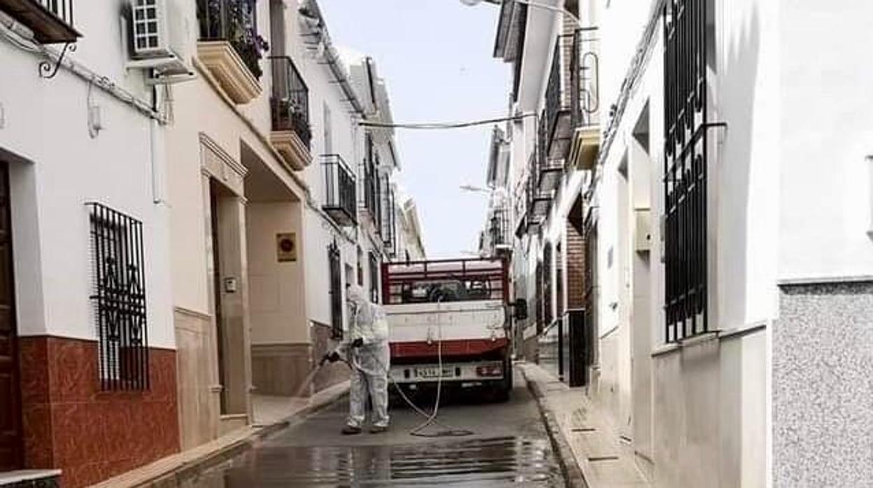 Labores de desinfección en una calle de La Rambla