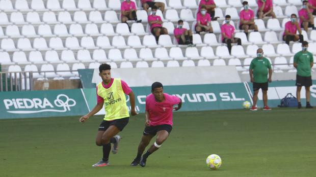 El Córdoba CF gana al filial (2-0) en el primer amistoso de la pretemporada