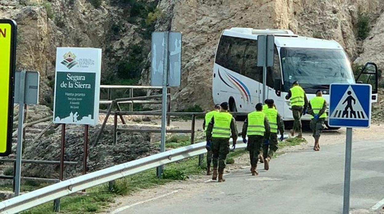 Agentes de la Guardia Civil en Segura de la Sierra durante el confinamiento