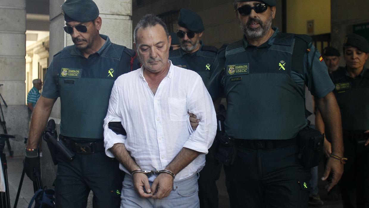 El dueño de Magrudis cuando fue detenido por la Guardia Civil