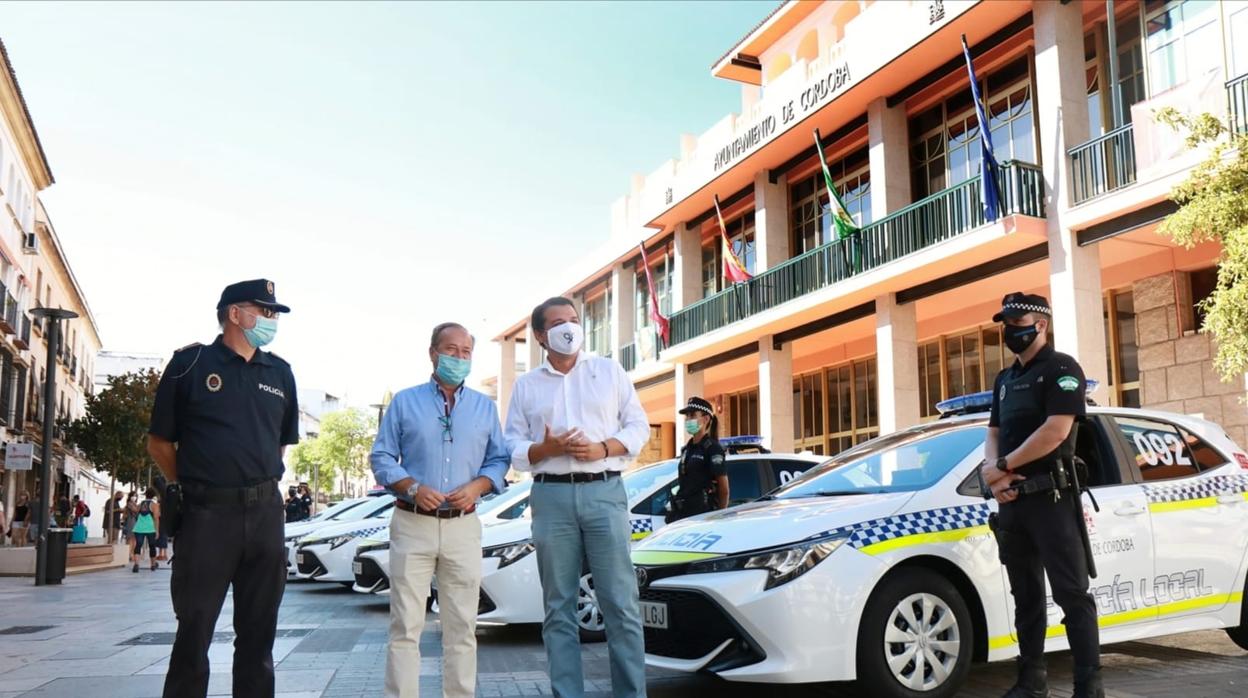 El alcalde José María Bellido junto a agentes de la Policía Local de Córdoba