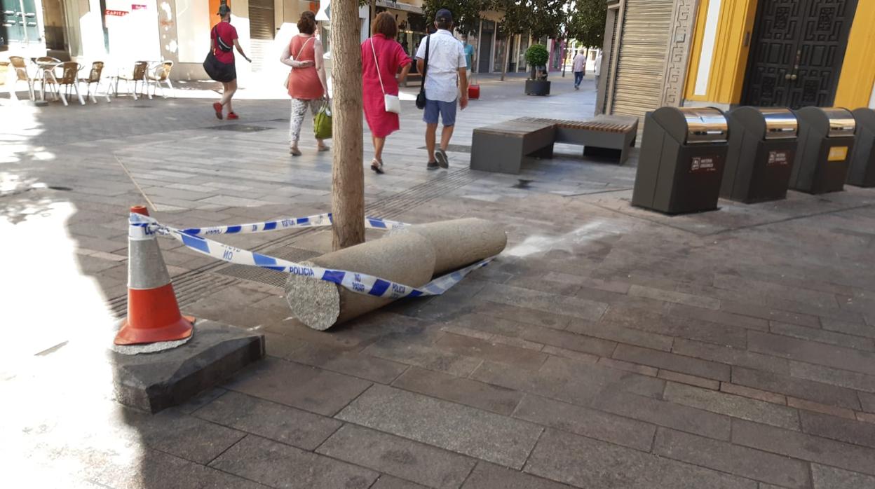 Columna derribada y precintada por la Policía, a escasos metros de las Tendillas