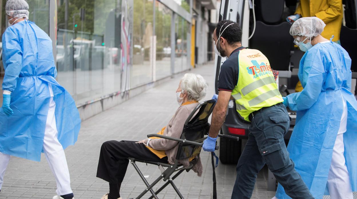 Sanitarios trasladan a una persona mayor, en una imagen de archivo