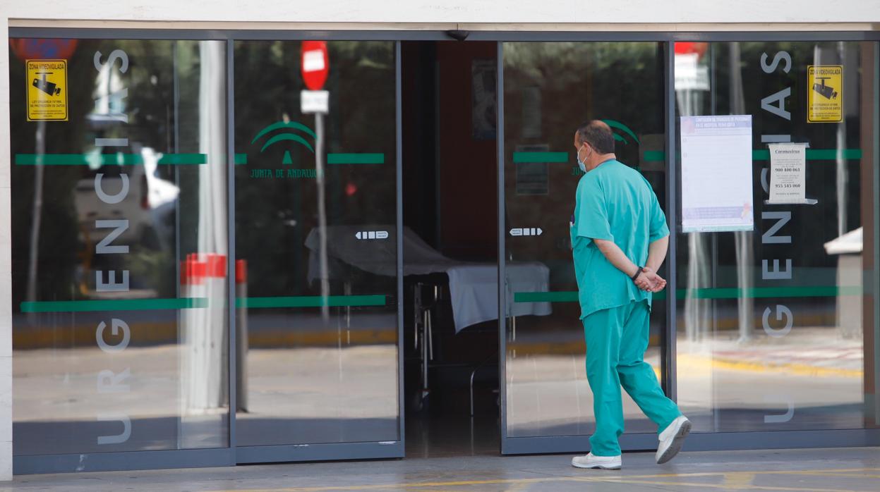 Un sanitario accede a las urgencias del Hospital Reina Sofía