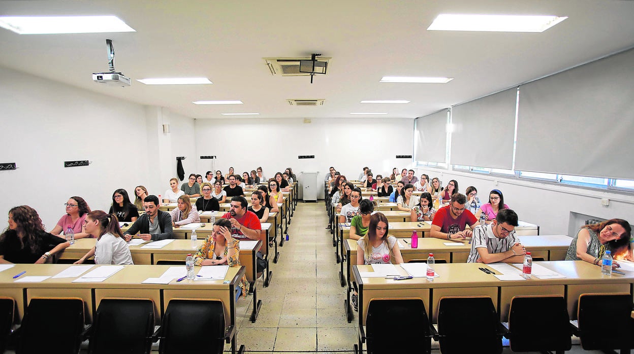 Opositores aguardan para empezar el examen antes de la pandemia ya que, a partir de ahora, las pruebas se harán con mascarilla