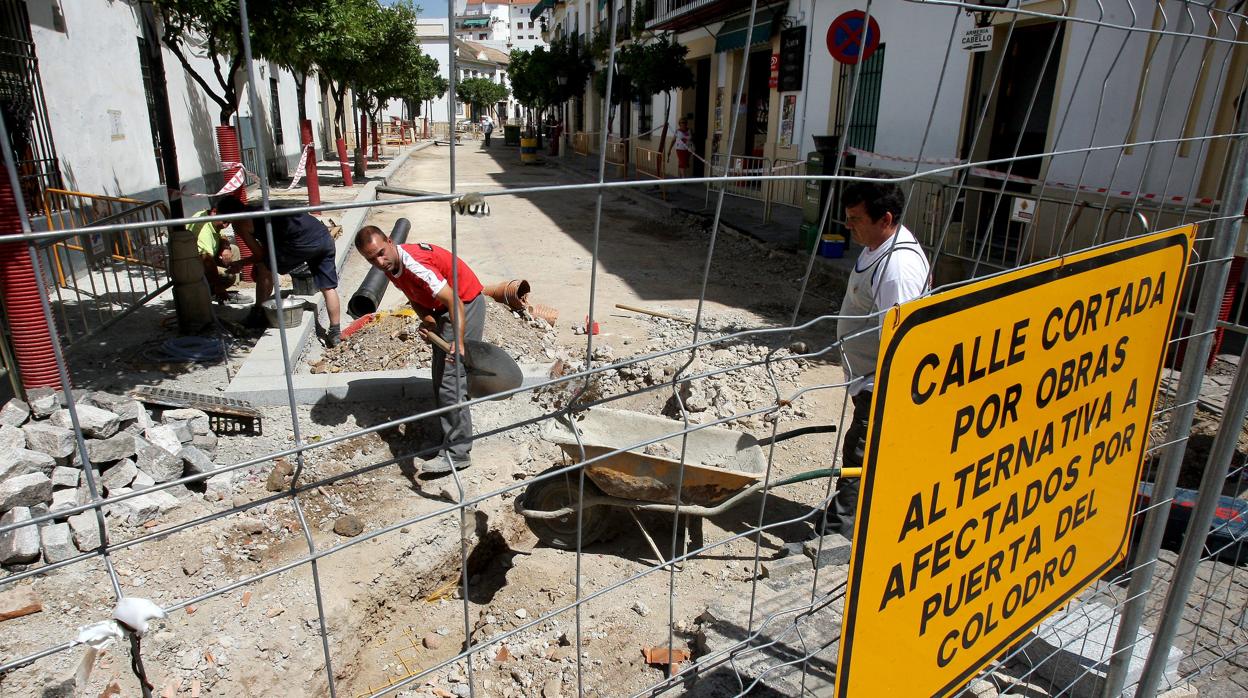 Retirada de los restos de la columna y la cruz derribados este fin de semana en la calle San Álvaro