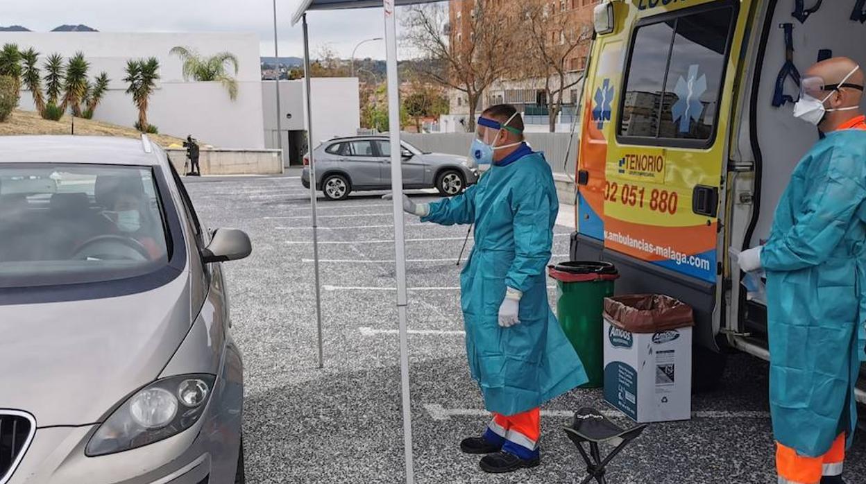 Sanitarios haciendo pruebas de coronavirus en Málaga