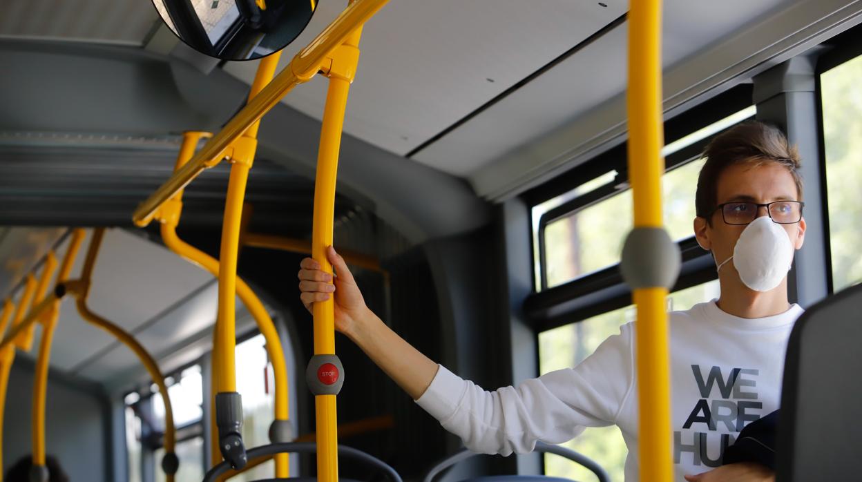 Usuario en uno de los autobuses de Aucorsa