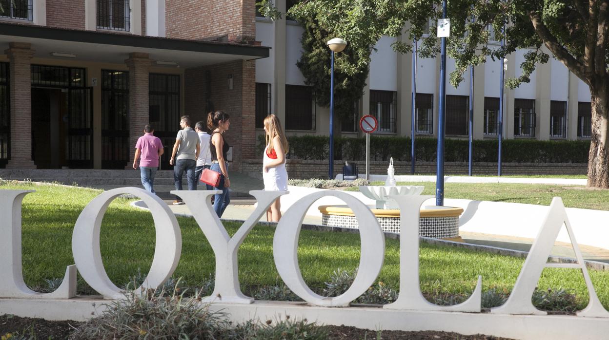 Imagen del exterior del campus de la Universidad Loyola de Córdoba