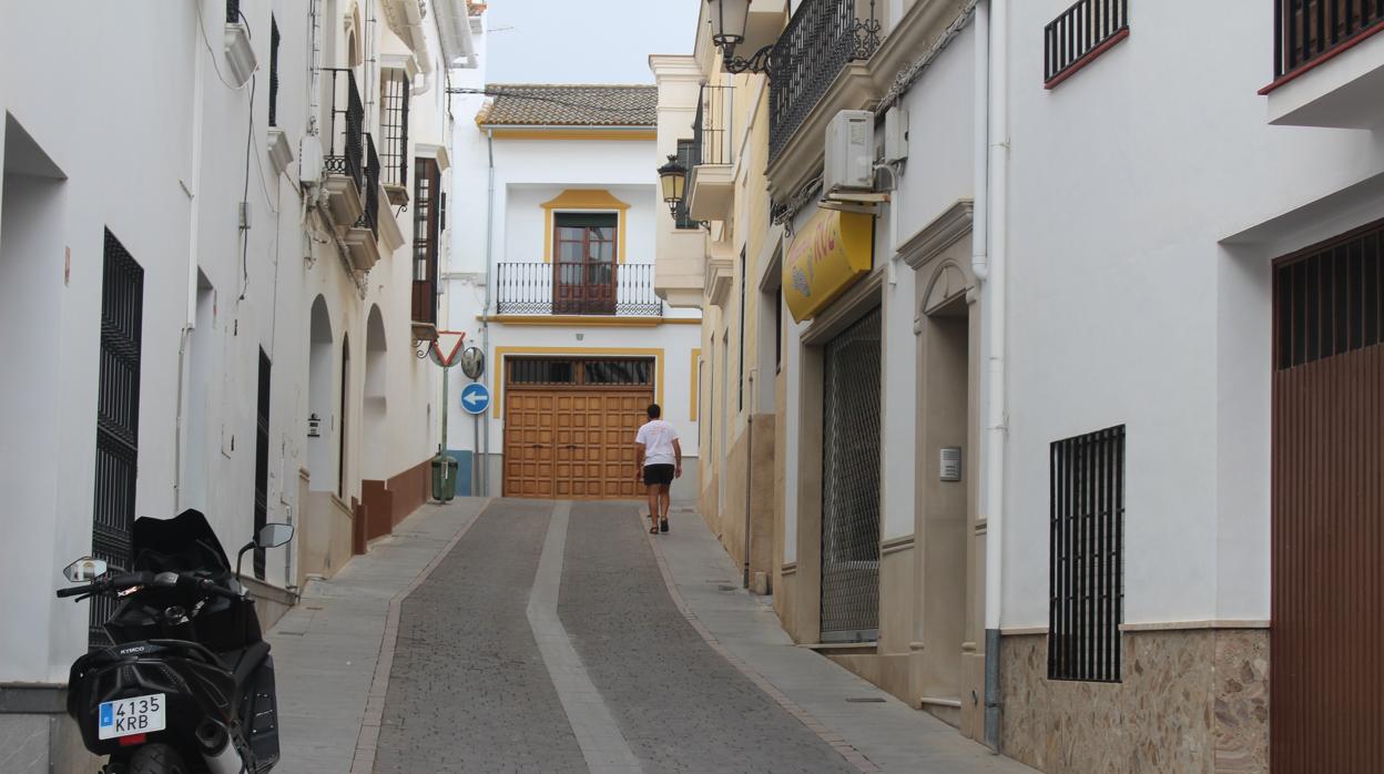 Un joven camina por una calle empinada de La Rambla