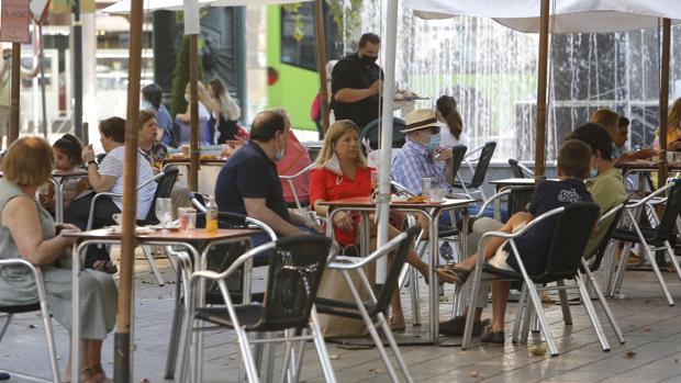 ¿Puede un restaurante servir comidas a los clientes entre las 00.00 y las 01.00 horas?