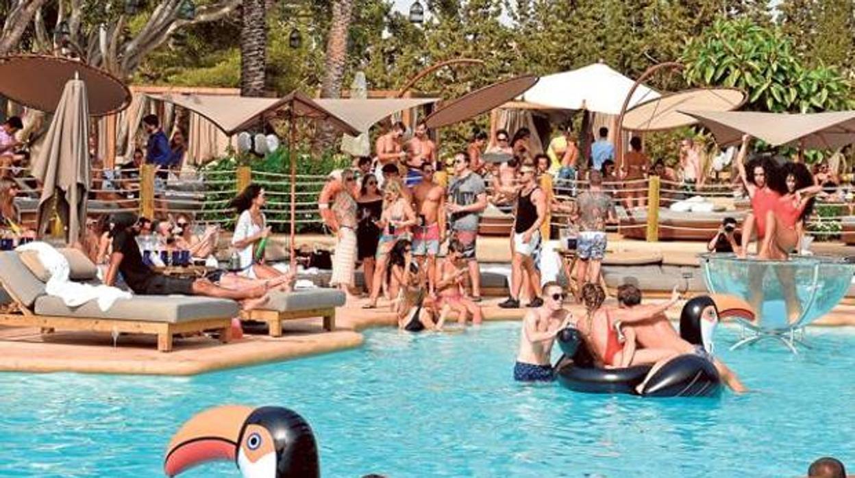 Una fiesta en un club de playa de Marbella antes del coronavirus