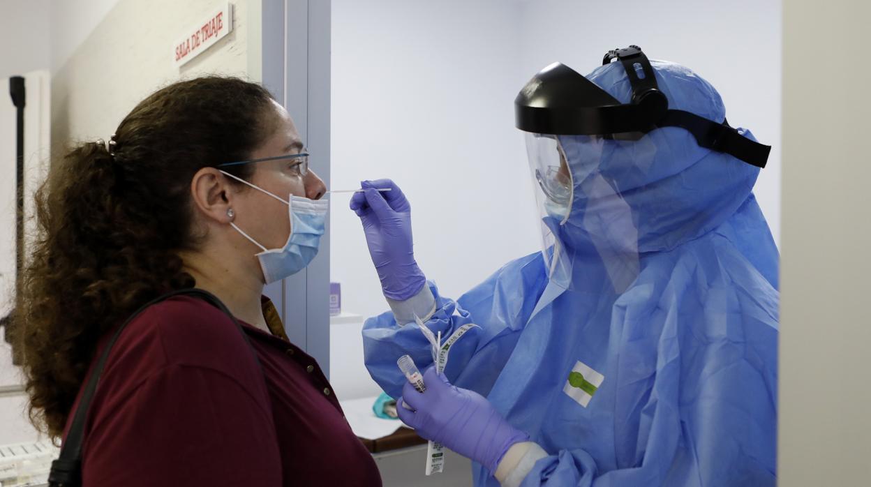 Realización de una prueba diagnóstica del coronavirus en el Hospital Cruz Roja