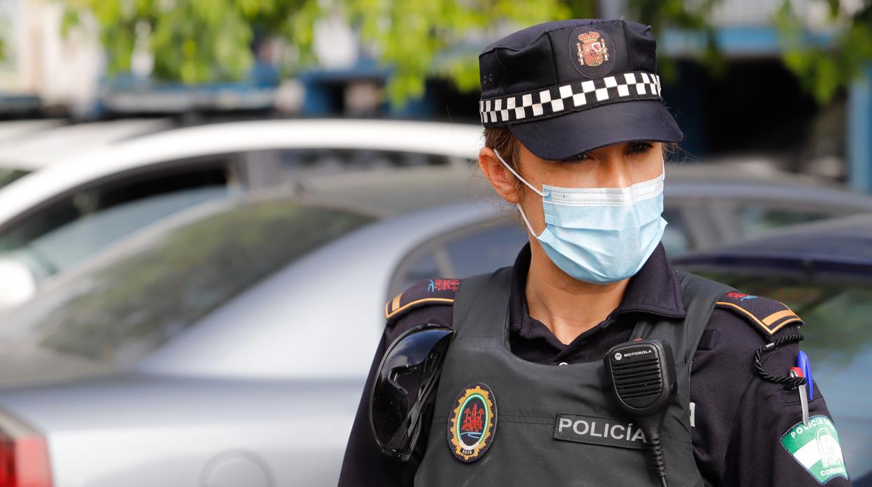 Una agente de la Policía Local en un día de patrulla durante el estado de alarma