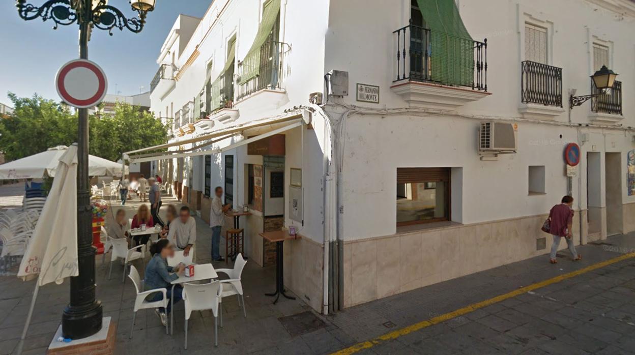 Vecinos de Trigueros en una plaza de la localidad en una imagen de archivo previa al coronavirus