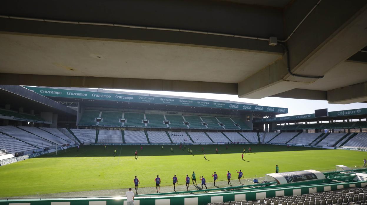 Los jugadores del Córdoba CF, en el partido amistoso contra el filial del pasado viernes