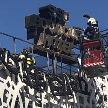 Los Bomberos actúan en la terraza con la marquesina quemada