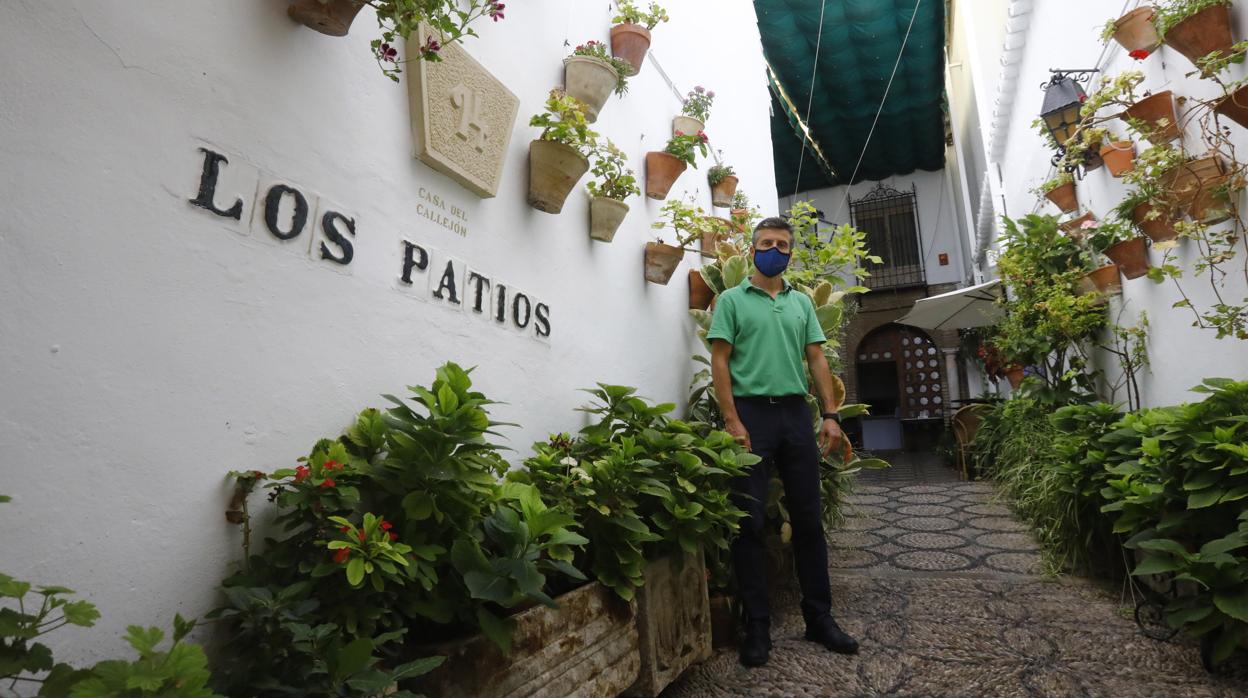 El propietario del hotel restaurante Los Patios, en la entrada del local