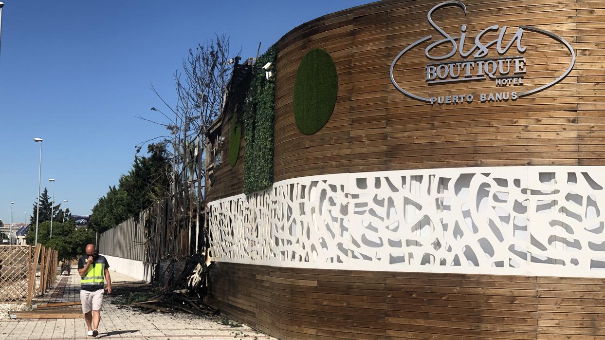 La Policía saliendo del incendio de Sisu Boutique