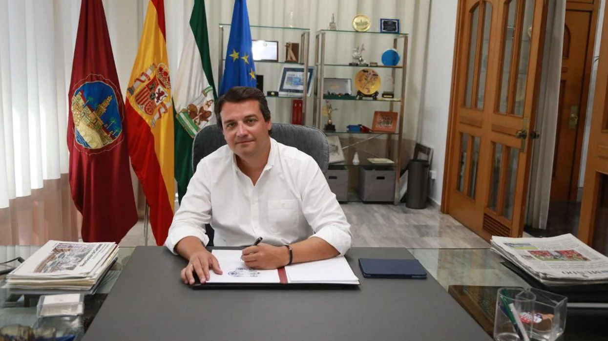 El alcalde de Córdoba, firmando el manifiesto de regidores a favor de la libre disposición del ahorro municipal