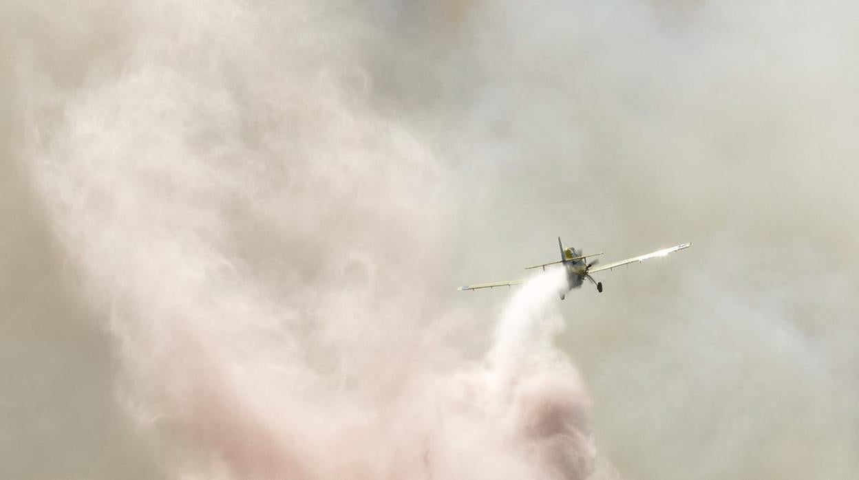 Una avioneta trabaja en las labores de extinción de un incendio forestal