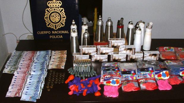 Detenido un joven que transportaba en su vehículo 21 litros de gas de la risa para consumir en una fiesta