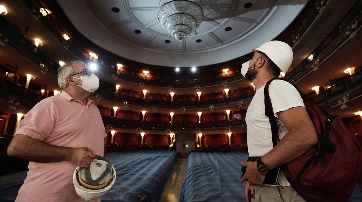 Técnicos visitan las obras de reforma del escenario del Gran Teatro