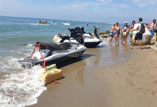 Las motos con los fardos a pie de playa