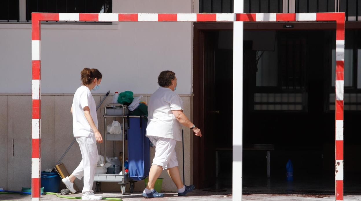 Dos operarias en el colegio Jesús Nazareno de Córdoba