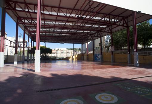 Un patio de colegio techado