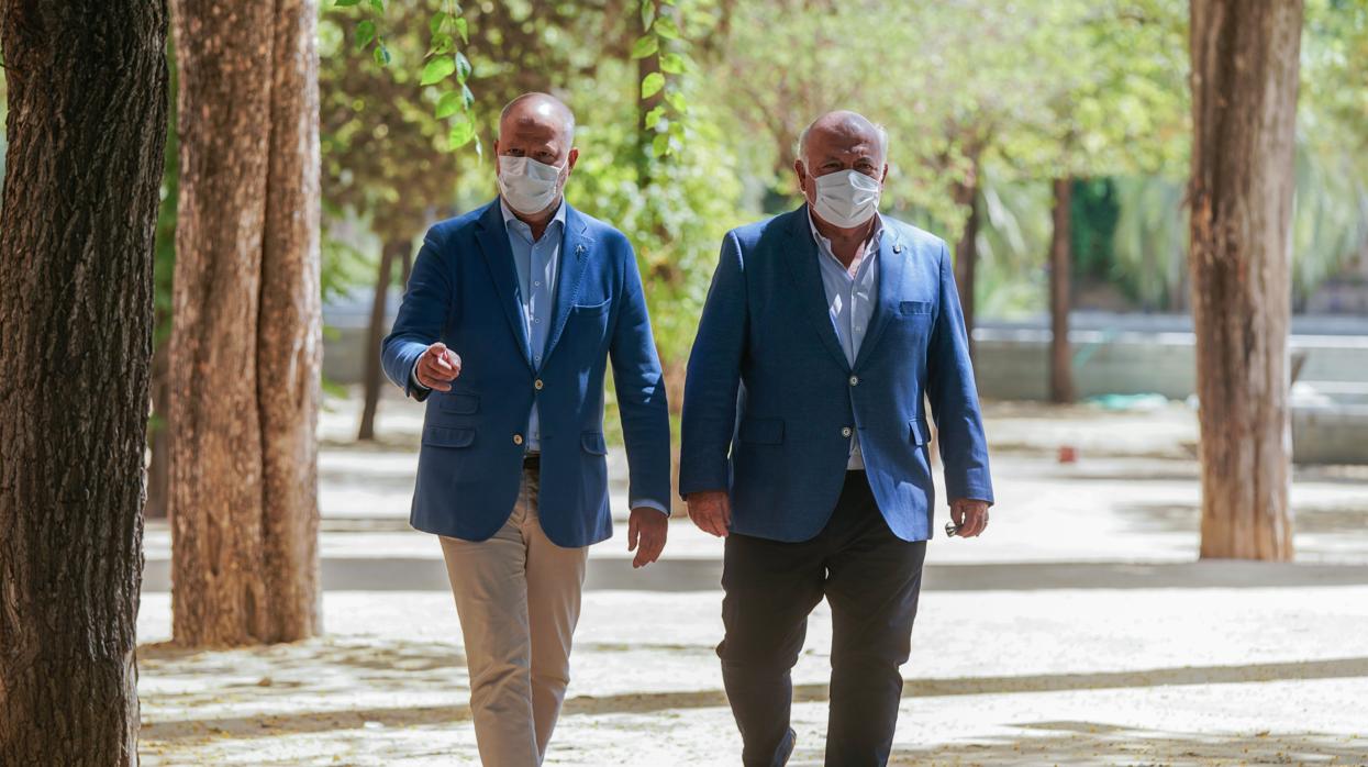 Los consejeros de Salud y Educación en los jardines del Palacio de San Telmo este jueves