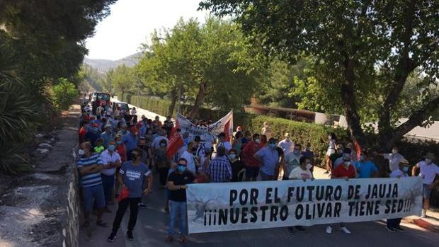 Regantes de tres aldeas de Lucena piden a la Confederación Hidrográfica una balsa para el olivar