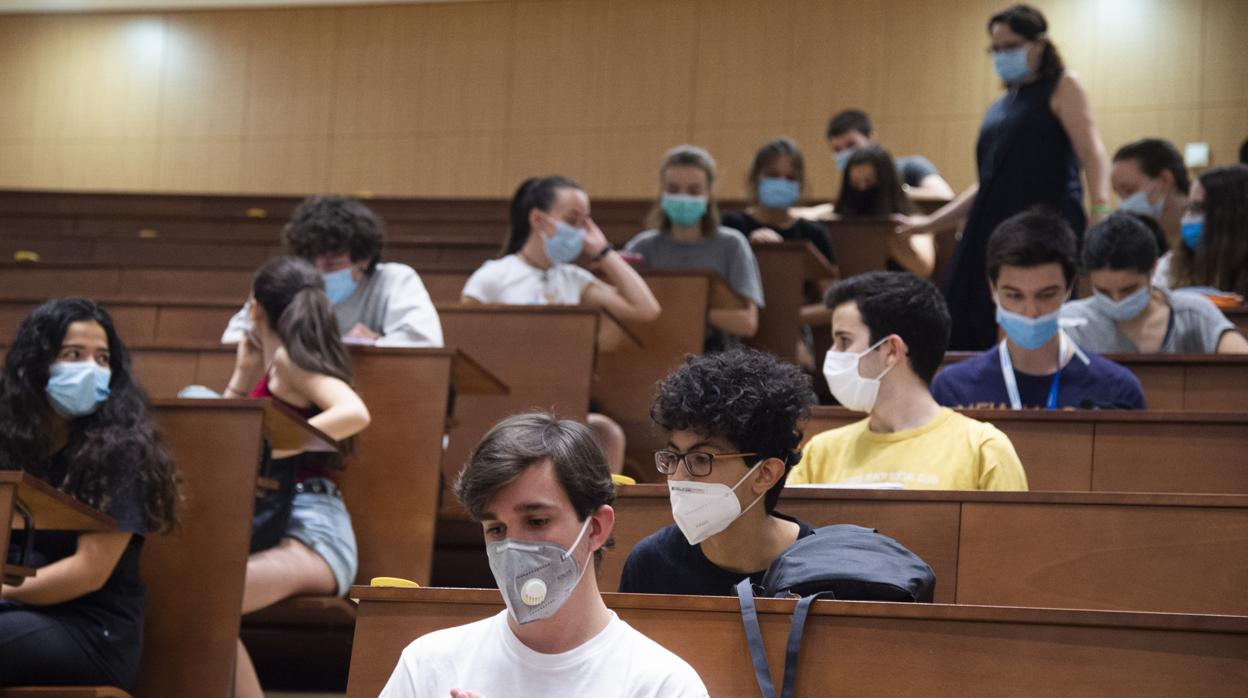 Estudiantes protegidos con mascarillas en un aula