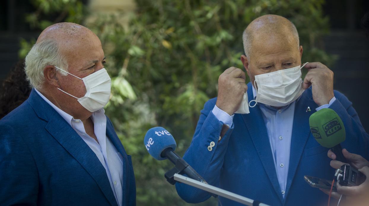 Los consejeros Jesús Aguirre y Javier Imbroda este jueves en el Palacio de San Telmo