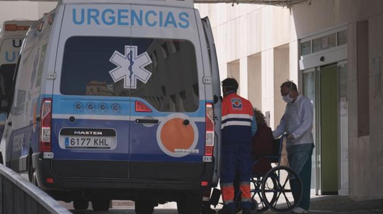 Ambulancia a la puerta del hospital Puerta del Mar de Cádiz