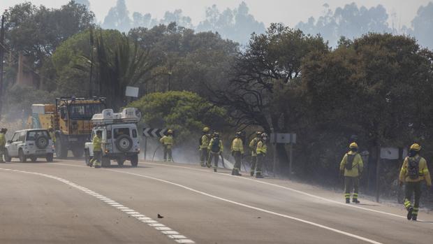 Incencio forestal en Almonaster: el fuego sigue desbocado y supera las 10.000 hectáreas