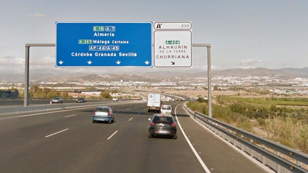 Muere atropellado por un camión tras bajarse de su coche averiado en Málaga