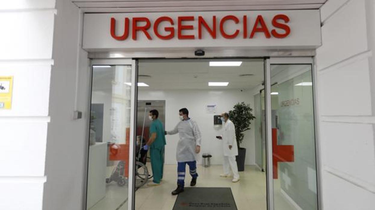 Puertas de Urgencias del hospital de la Cruz Roja de Córdoba