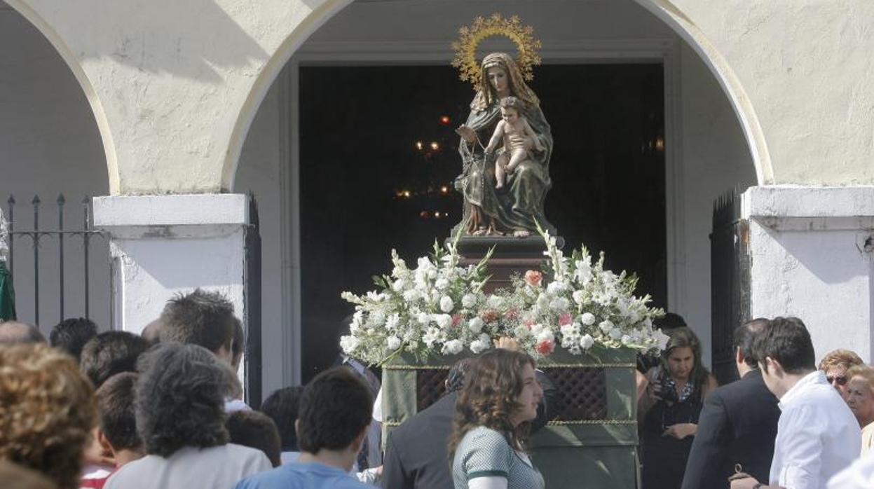 Procesión de la Virgen del Rosario en una imagen de archivo