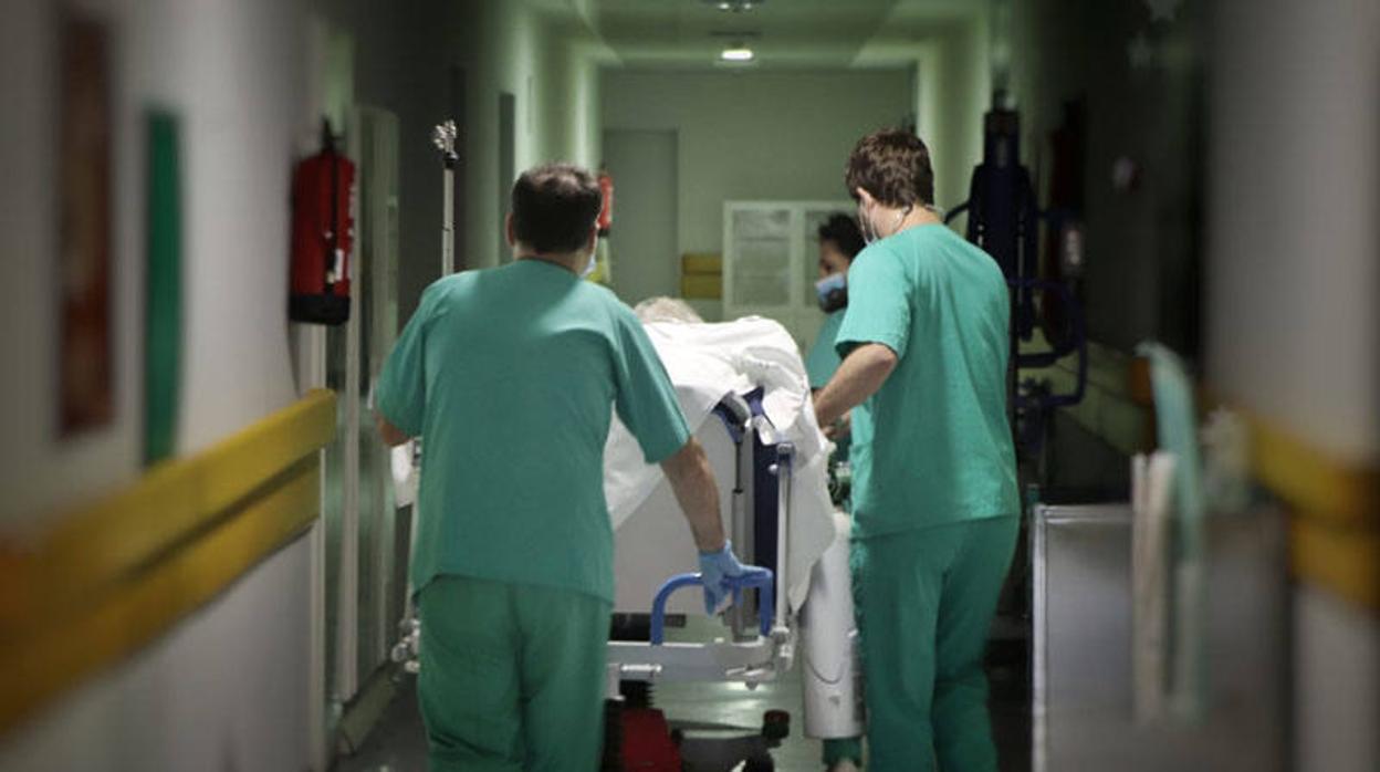 Varios sanitarios en las Urgencias del hospital Reina Sofía