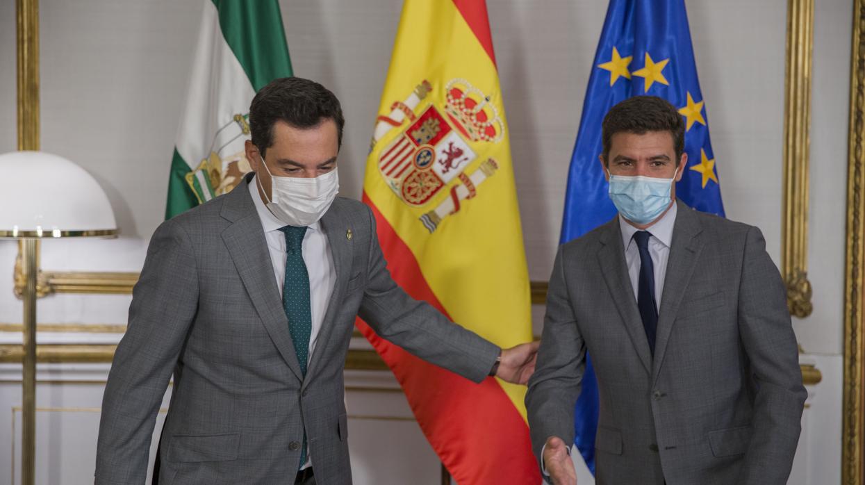 El presidente de la Junta de Andalucía, Juanma Moreno, junto al portavoz del grupo parlamentario Ciudadanos, Sergio Romero