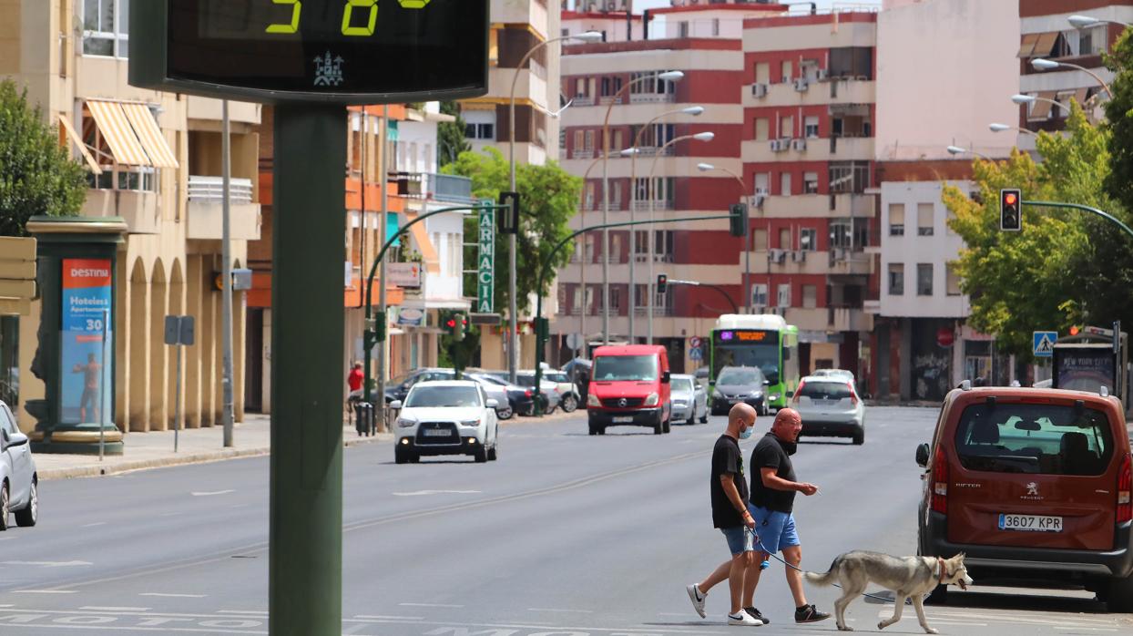 Unos viandantes bajo las altas temperaturas en Córdoba en una imagen del pasado agosto