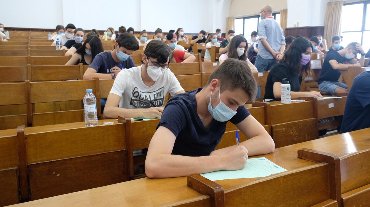 Alumnos haciendo la prueba de Selectividad en la Universidad de Sevilla