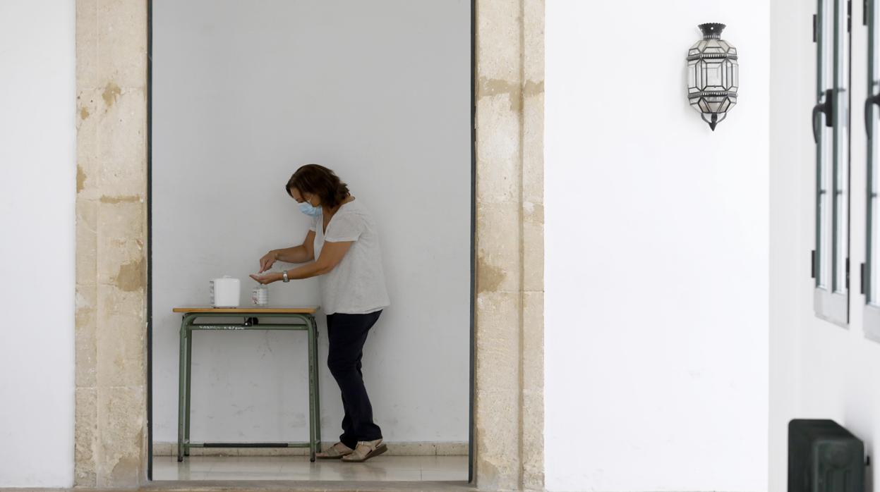 Una mujer se limpia las manos en el instituto Góngora