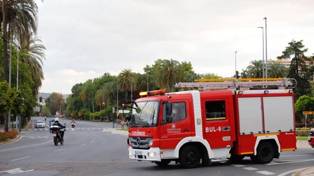 Los bomberos rescatan a una mujer que ha sido evacuada al Reina Sofía tras un incendio en Córdoba