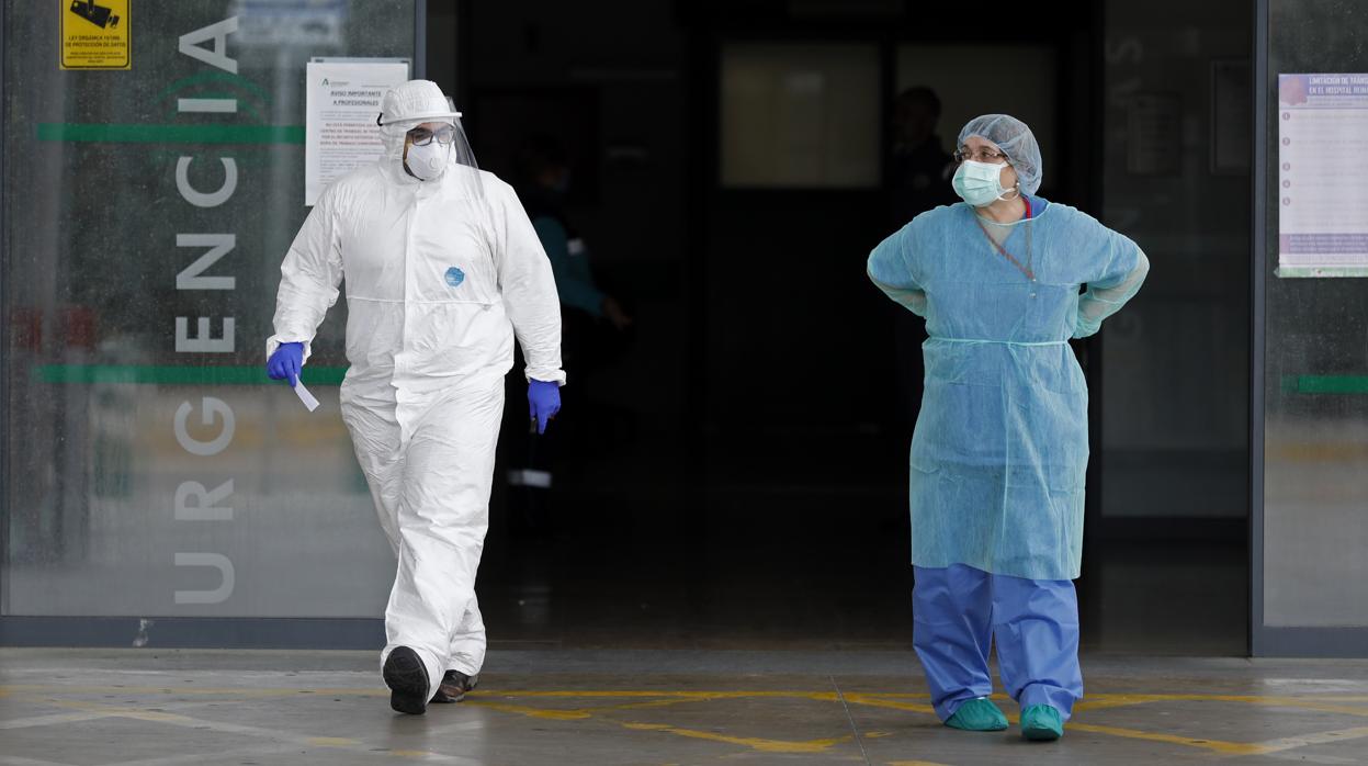 Dos empleados públicos de Salud, en la puerta de Urgencias del hospital Reina Sofía de Córdoba