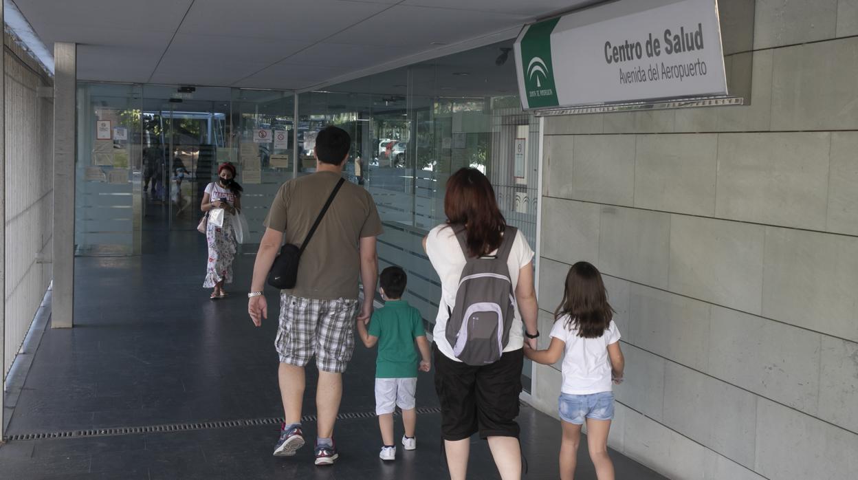 Una famlia acude a un centro sanitario en Córdoba