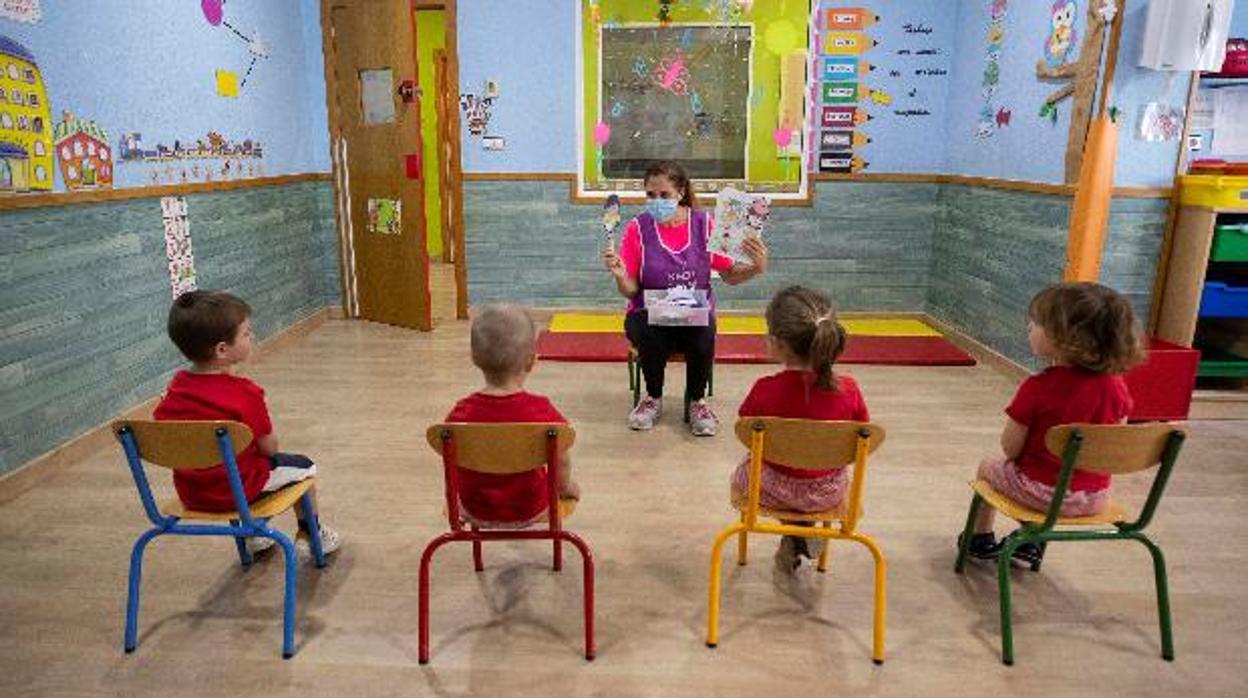 Un grupo de niños en clase con su profesora