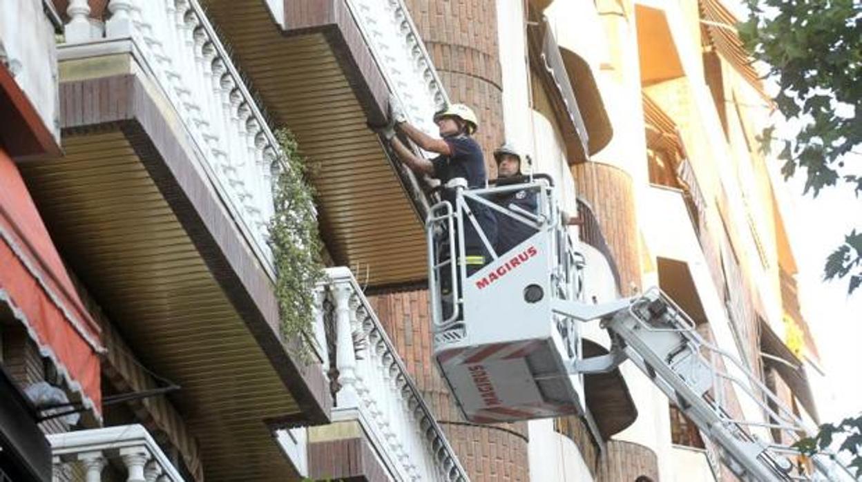 Los bomberos, durante una intervención en una vivienda de Córdoba