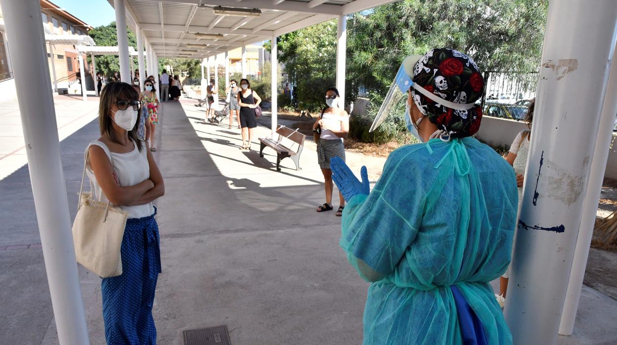 Una sanitaria explica cómo se realizan las pruebas de la Covid en Almería